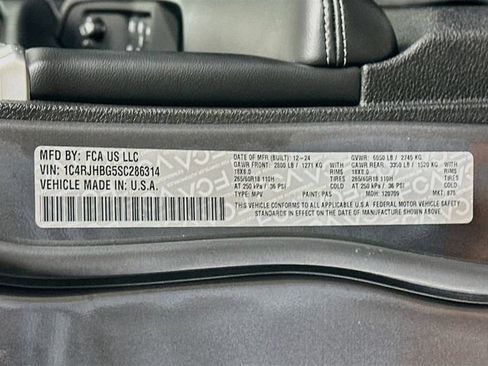 Used 2025 Jeep Grand Cherokee Limited AWD/4WD image 38
