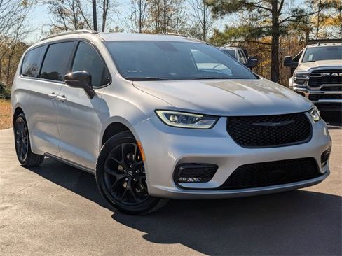 New 2026 Chrysler Pacifica Select image 2