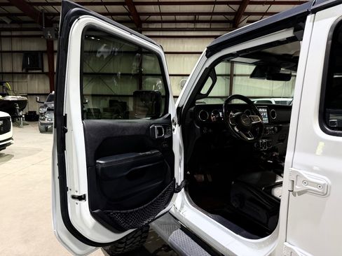 Used 2020 Jeep Gladiator Overland image 12