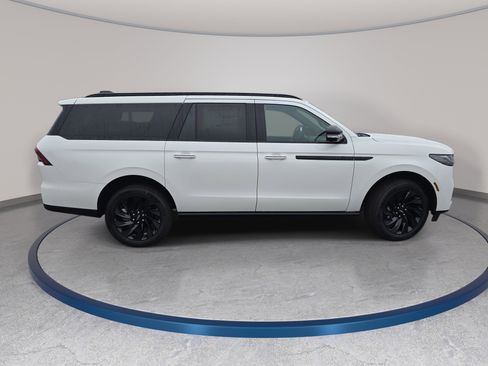 New 2026 Lincoln Navigator L Reserve w/ Jet Appearance Package AWD/4WD image 4