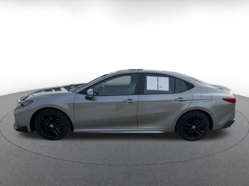 Used 2025 Toyota Camry SE image 9