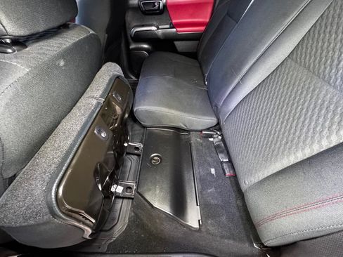 Used 2021 Toyota Tacoma SR5 AWD/4WD image 44