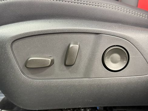 Used 2025 Chevrolet Equinox EV RS FWD image 34