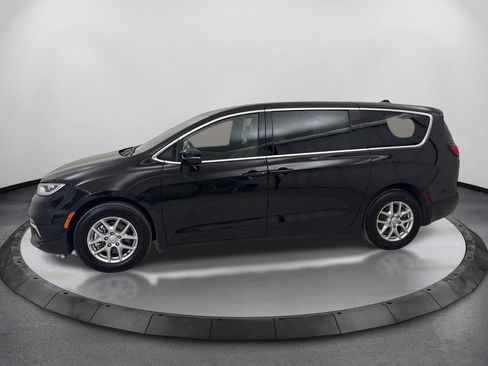 Used 2025 Chrysler Pacifica Select FWD image 8