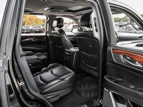 Used 2015 Cadillac Escalade Luxury image 38