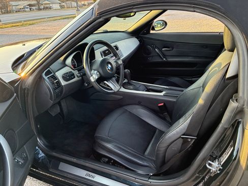 Used 2005 BMW Z4 2.5i image 2