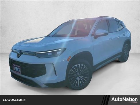 Used 2025 Volkswagen Tiguan S image 1