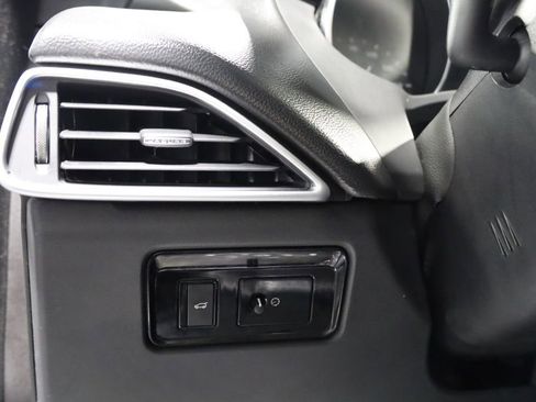 Used 2017 Jaguar F-PACE Premium image 24