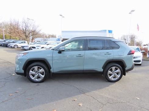 Used 2021 Toyota RAV4 XLE Premium image 3