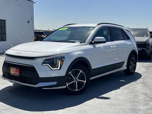 Certified 2024 Kia Niro LX image 2