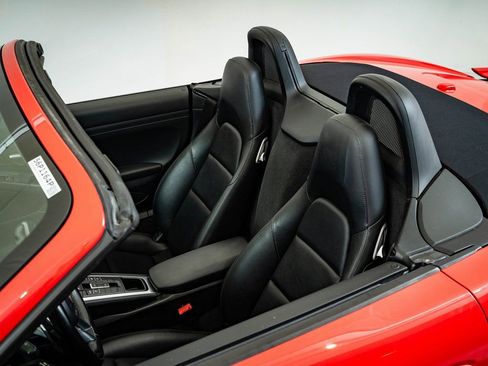 Used 2021 Porsche 718 Boxster RWD image 16