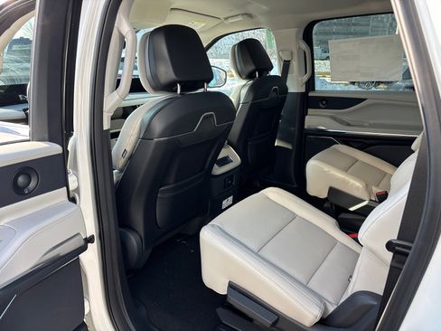 New 2026 Lincoln Navigator L Premier AWD/4WD image 26