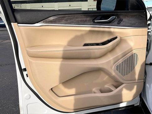 Used 2023 Jeep Grand Cherokee Limited image 18