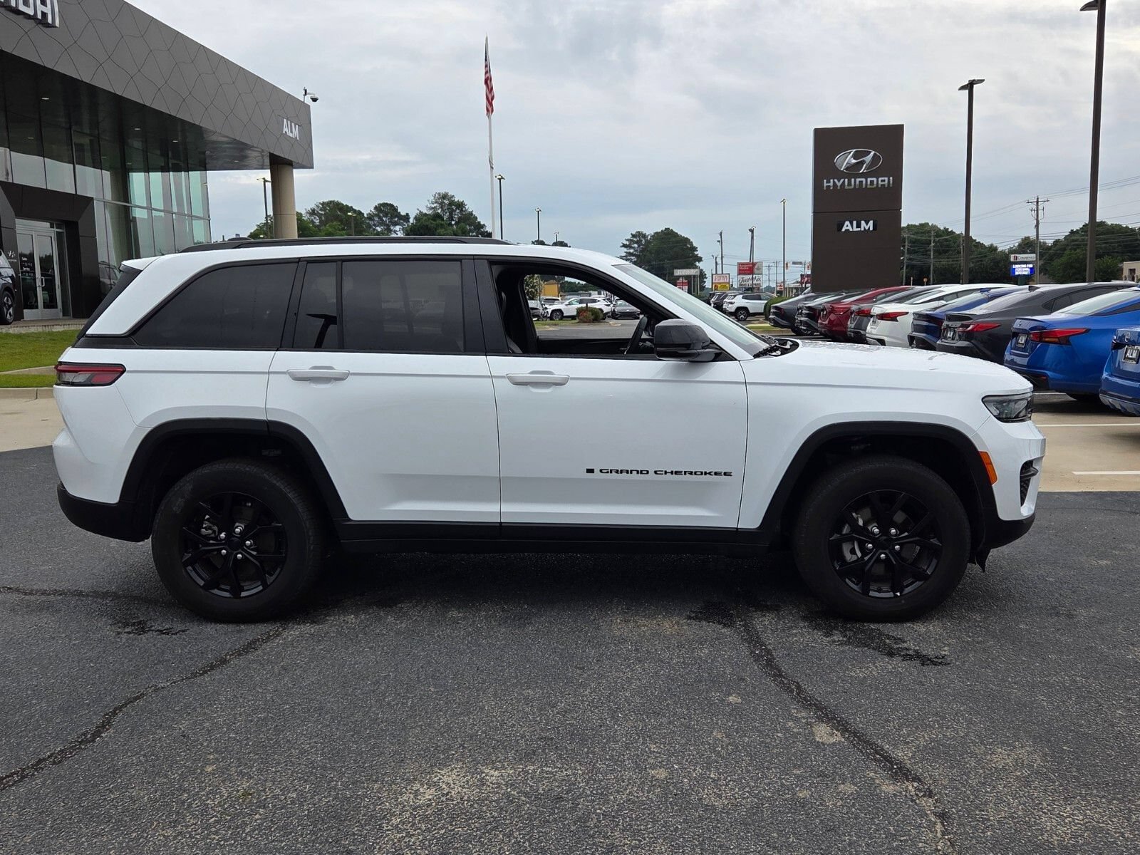 Used 2025 Jeep Grand Cherokee Altitude AWD/4WD image 15