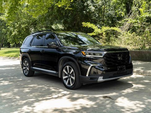Used 2024 Honda Pilot Touring image 2