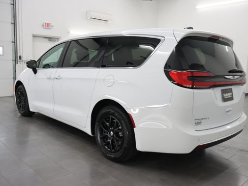 Used 2024 Chrysler Pacifica Touring-L FWD image 6