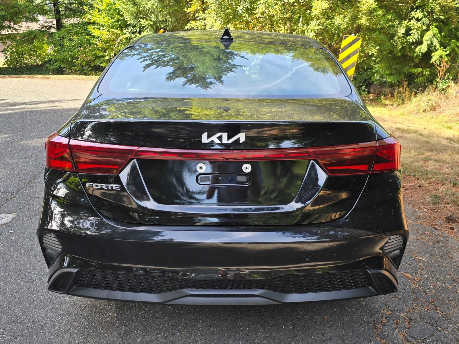 Used 2023 Kia Forte LXS w/ LXS Technology Package FWD image 4