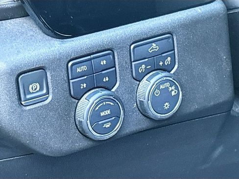 Used 2025 Chevrolet Silverado 1500 LT AWD/4WD image 10