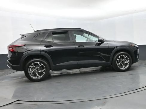 Used 2025 Chevrolet Trax LT FWD image 4