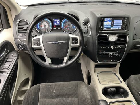 Used 2015 Chrysler Town & Country Touring image 13