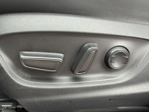 Used 2022 Toyota Prius Limited image 11