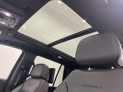 Used 2024 GMC Yukon Denali w/ Advanced Technology Package RWD image 5