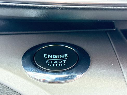 Used 2022 Ford Explorer XLT w/ Equipment Group 202A image 9