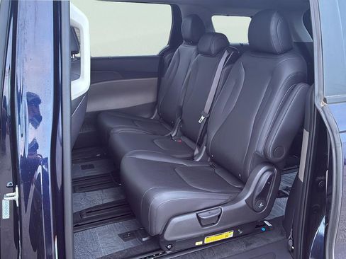 New 2026 Kia Carnival EX FWD image 25