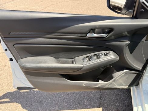 Used 2025 Nissan Altima 2.5 SV FWD image 15