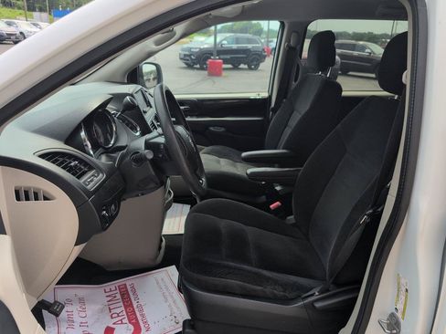 Used 2019 Dodge Grand Caravan SE w/ UConnect Hands-Free Group FWD image 9