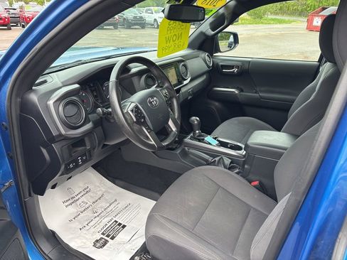 Used 2018 Toyota Tacoma TRD Sport AWD/4WD image 13