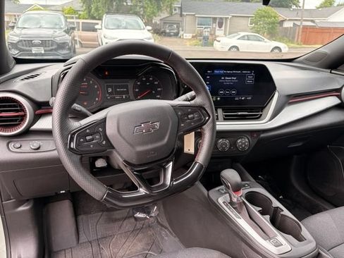 Used 2024 Chevrolet Trax RS FWD image 18