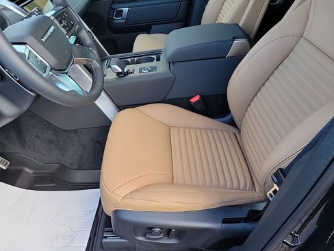 Used 2025 Land Rover Discovery Dynamic SE image 27