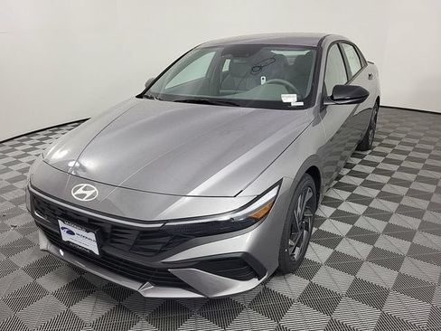 Certified 2025 Hyundai Elantra Sport FWD image 4