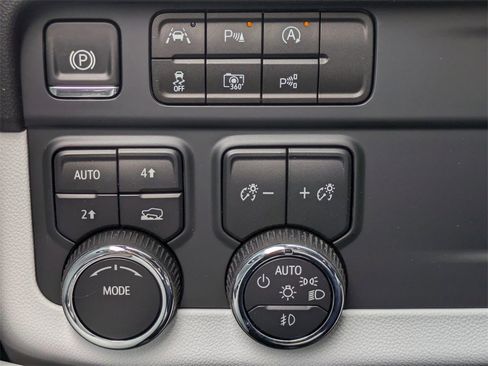 New 2025 Chevrolet Suburban Premier image 54