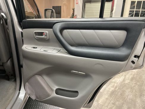 Used 2003 Toyota Land Cruiser image 35