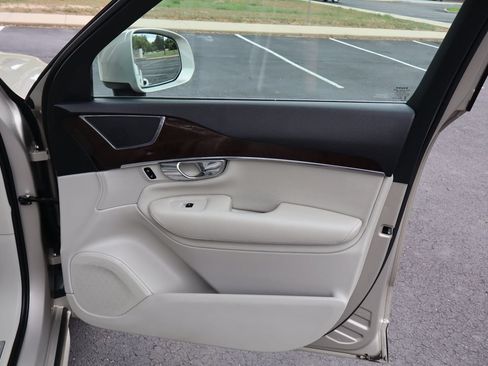 Used 2016 Volvo XC90 T6 Momentum w/ Momentum Plus Package AWD/4WD image 28