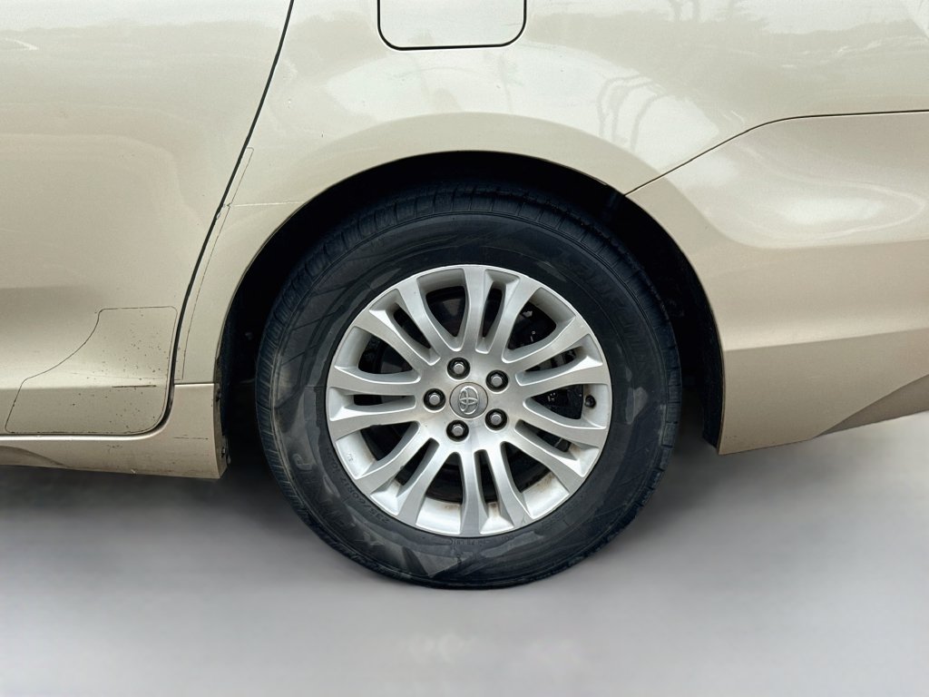 Used 2013 Toyota Sienna XLE FWD image 38