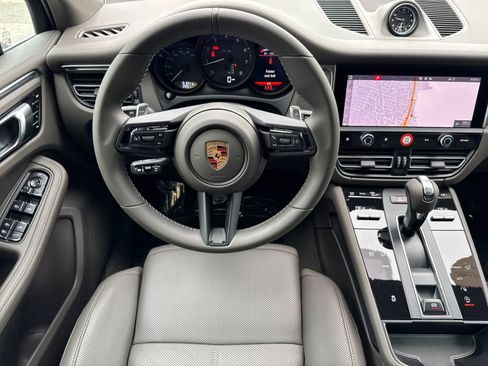 Certified 2025 Porsche Macan AWD/4WD image 16