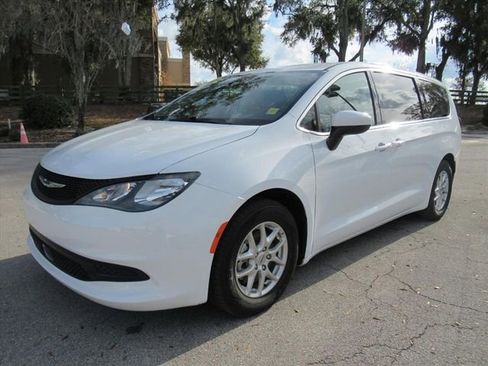 Used 2023 Chrysler Voyager LX image 3