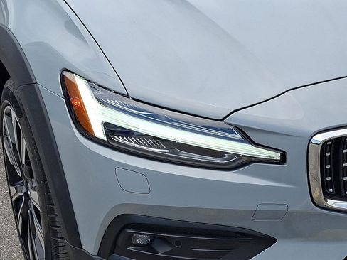 Certified 2025 Volvo V60 B5 Cross Country Ultra w/ Climate Package AWD/4WD image 9