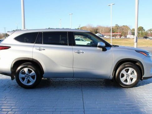 Used 2021 Toyota Highlander LE image 6