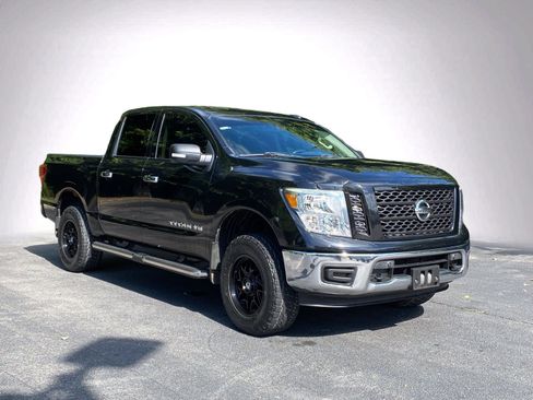 Used 2019 Nissan Titan SV w/ SV Convenience Package AWD/4WD image 2