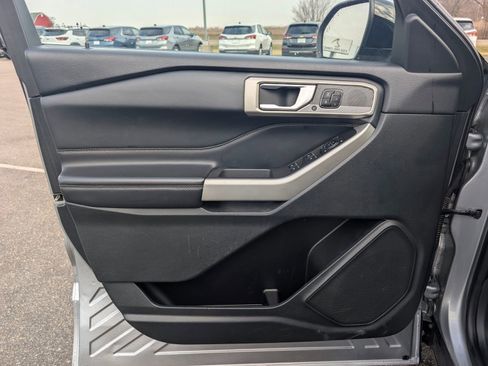 Used 2023 Ford Explorer Limited w/ Equipment Group 301A AWD/4WD image 7