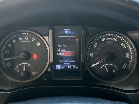 Used 2018 Toyota Tacoma TRD Sport AWD/4WD image 31