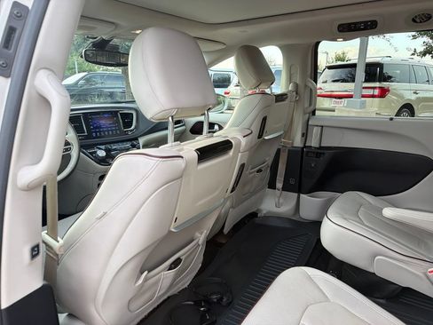 Used 2017 Chrysler Pacifica Limited FWD image 29
