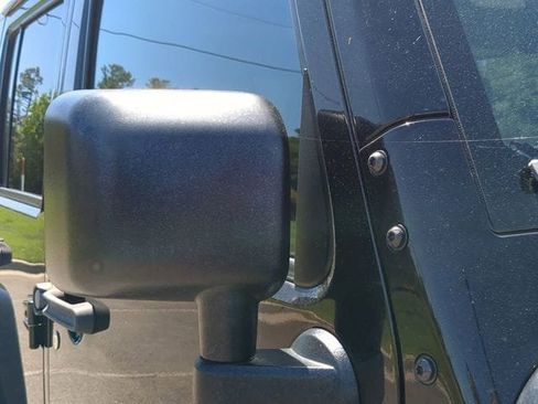 Used 2017 Jeep Wrangler Unlimited Sahara AWD/4WD image 11