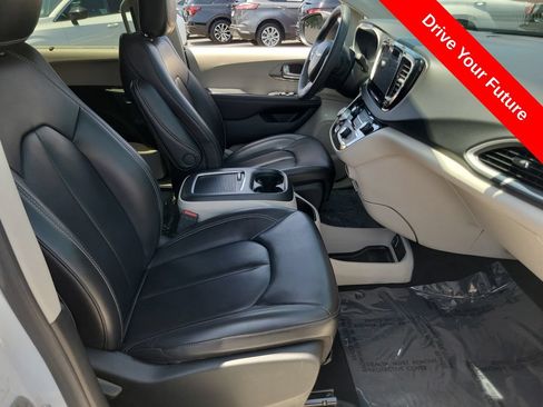 Used 2023 Chrysler Pacifica Touring-L FWD image 19