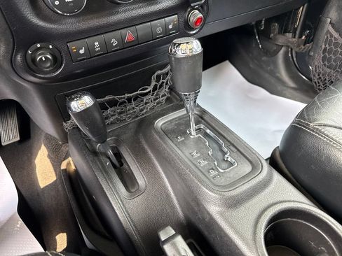 Used 2014 Jeep Wrangler Unlimited Rubicon w/ Connectivity Group AWD/4WD image 31