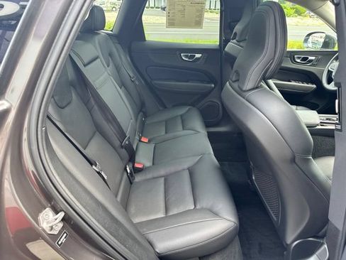 Certified 2022 Volvo XC60 B5 Momentum w/ Advanced Package AWD/4WD image 13
